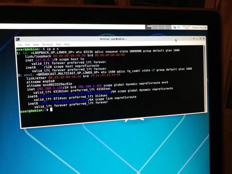 Bei eingestecktem Ethernet-Kabel konfiguriert das Livesystem die eingebaute Netzwerkkarte wie gewohnt. Bei WLAN sieht es anders aus
